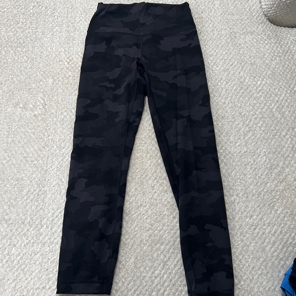 Lululemon Cropped Wunder Trains - Picture 1 of 1